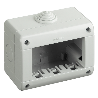 Custodia Bticino 25403 Serie Matix Ip40 Per 3 Moduli composta da base e coperchio